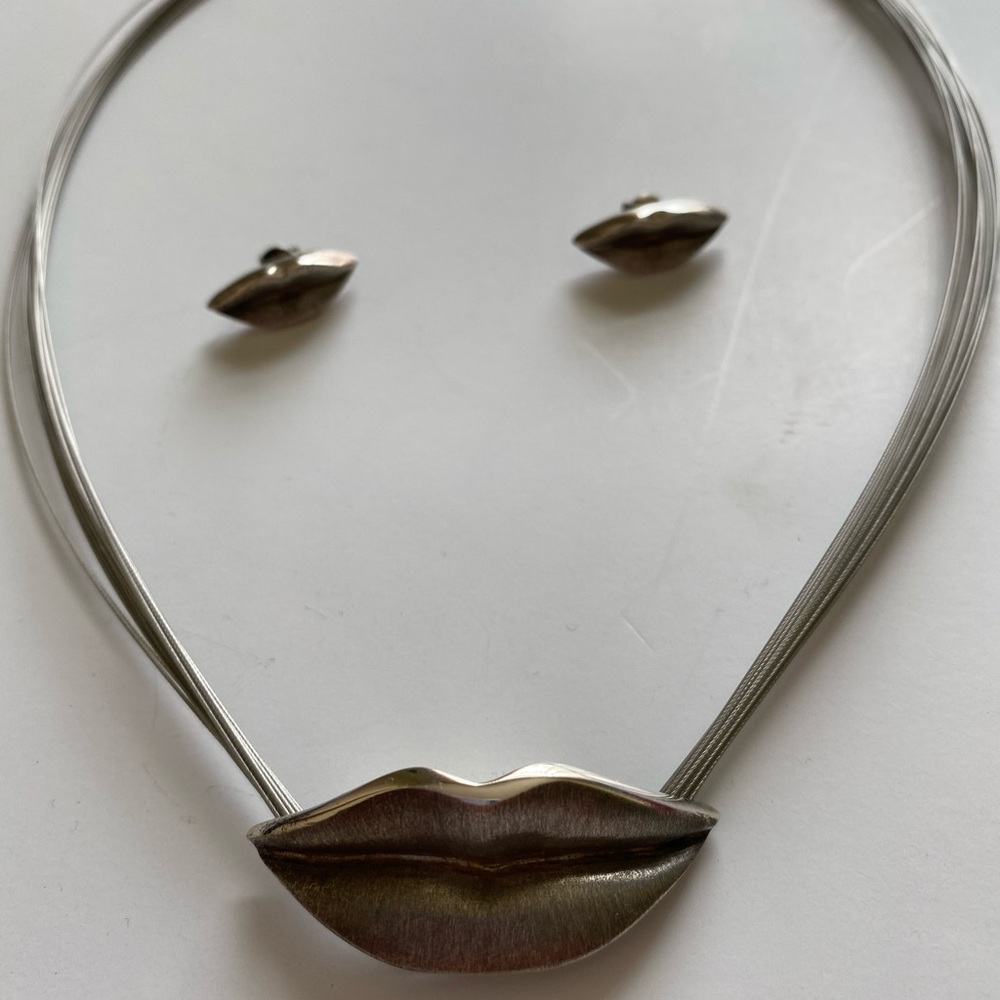 Silver Leaps shape necklace and earrings.